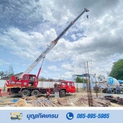 รถเครนยกสินค้าที่มีขนาดใหญ่ เพชรบุรี